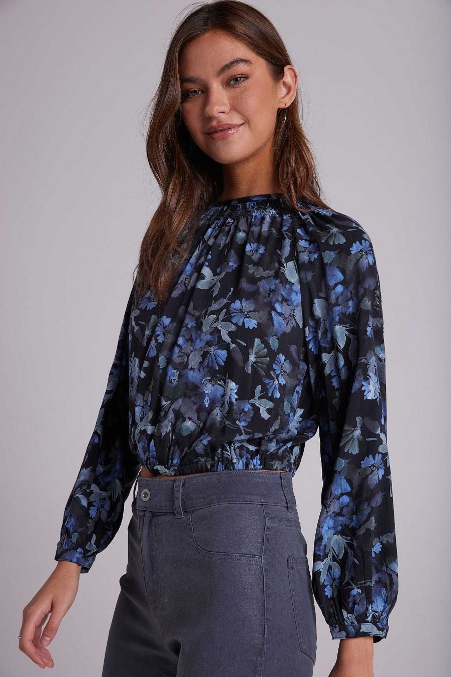 New Bella Dahl Gesmokte Top Met Gebloemde Achterkant En Matte Bloemenprint