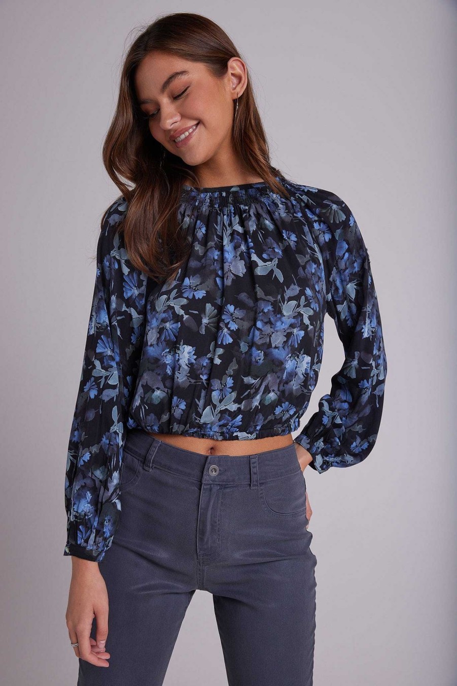 New Bella Dahl Gesmokte Top Met Gebloemde Achterkant En Matte Bloemenprint